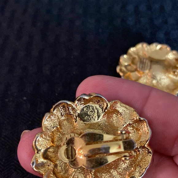Vintage Kenneth J Lane for Avon Jeweled Flower Clip Earrings Goldtone Black - Picture 5 of 5